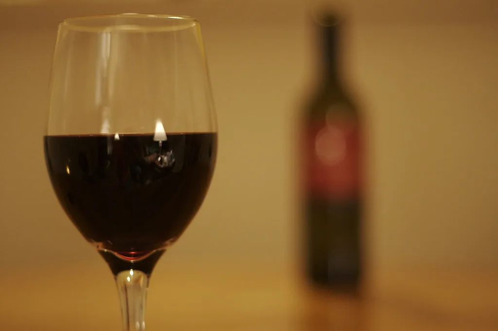 Copa de vino tinto en ambiente cálido